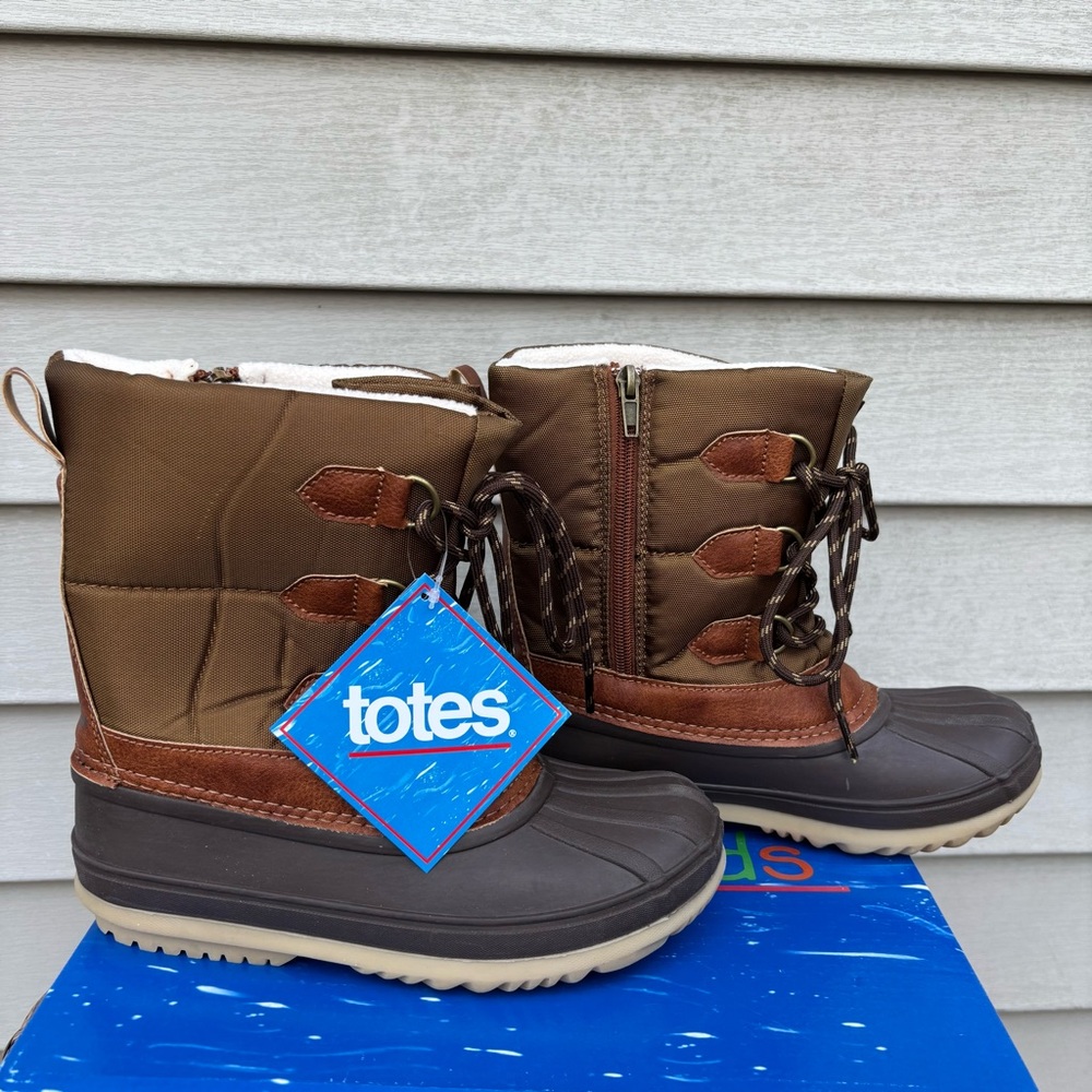 Totes Boy’s Brown and Tan Lace-Up Boots. New in Box. Size 4. - Picture 5 of 8